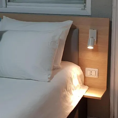 Airport Guest House Or Yehuda Exterior photo