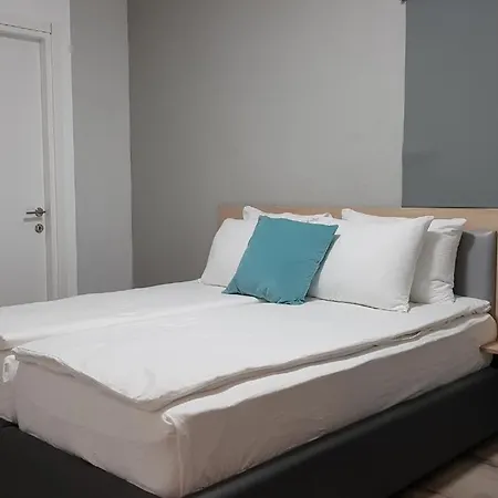 Airport Guest House Or Yehuda Exterior photo