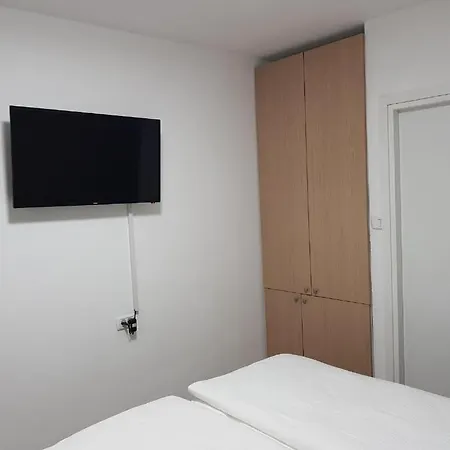 Airport Guest House Or Yehuda Exterior photo